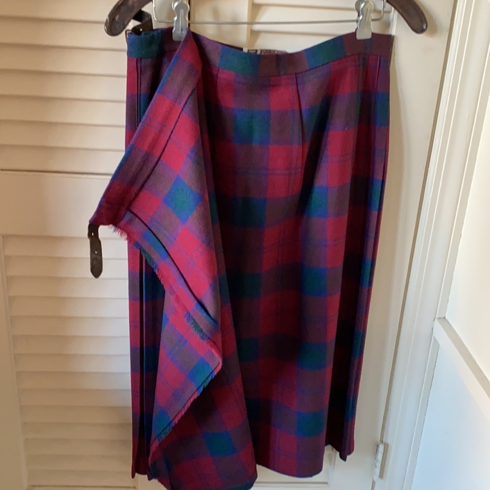Beautiful vintage ladies  plaid 100 % Scottish wool wrap skirt with pleated back - Picture 2 of 7